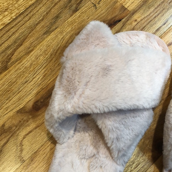 Pink fluffy cross cross strap slippers and black fluffy black cross slippers - Picture 2 of 11